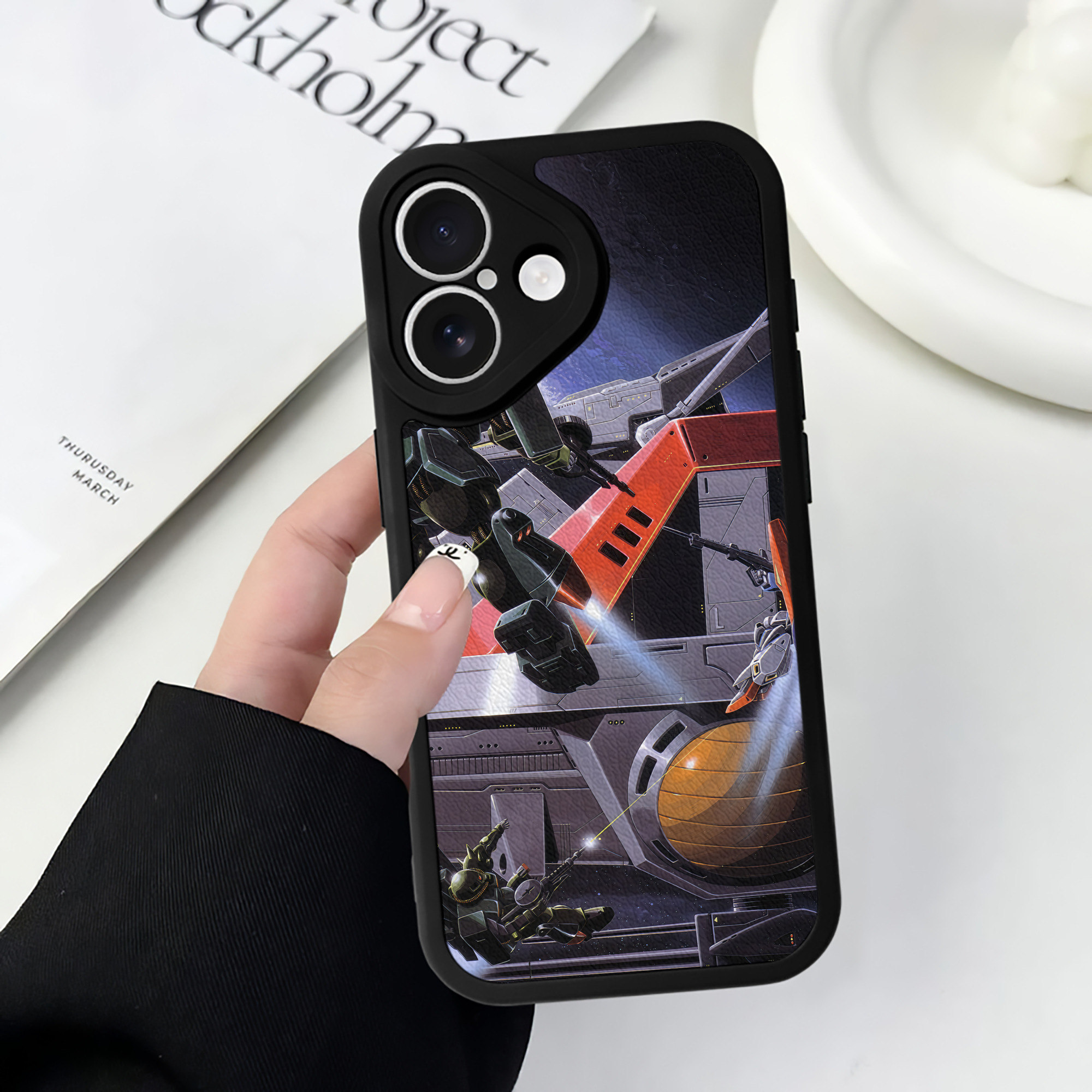 （画像用） 機動戦士ガンダム Mobile Suit Gundam 【iPhone 16シリーズ対応】シリコンスマホケース（レザー調） 材質：シリコン